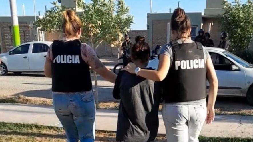 Un violento hecho terminó con allanamientos, secuestro de armas, droga y tres detenidos