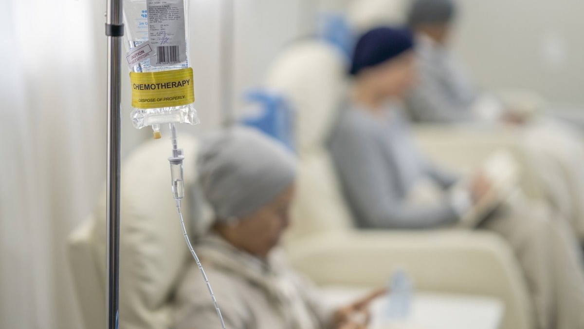 Aumentan los diagnósticos tardíos de cáncer y crecen los casos en jóvenes 