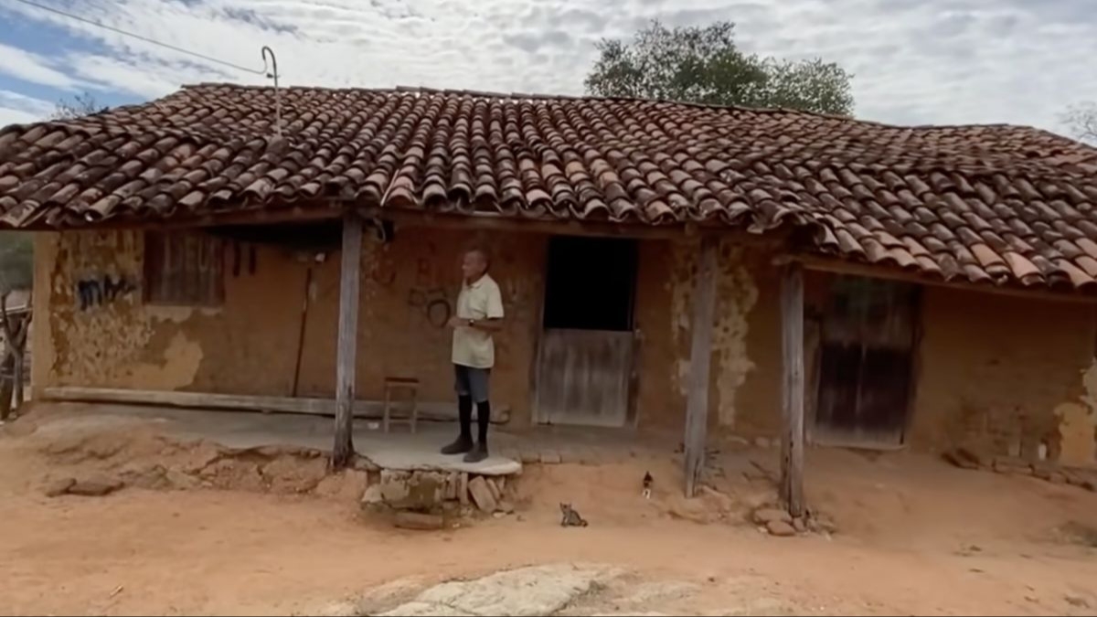 Tiene 80 años y vive solo en una casa de barro de 1920: cocina a leña y saca agua del pozo