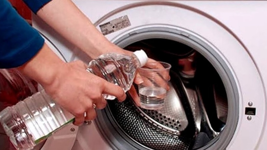 El truco casero que se volvió viral: por qué poner una taza de vinagre en tu lavarropas