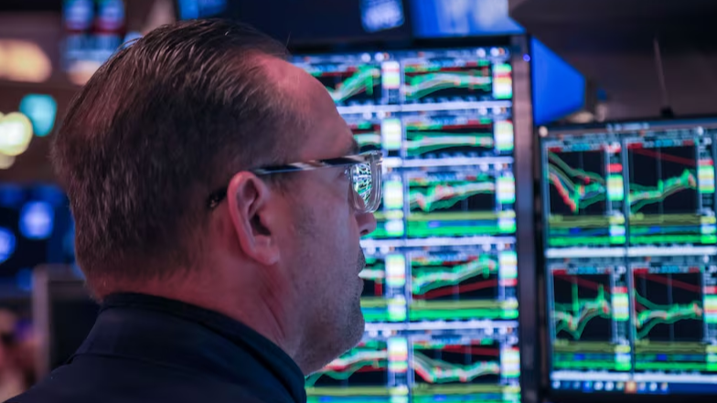 El riesgo país perfora los 500 puntos, pero las acciones siguen en baja