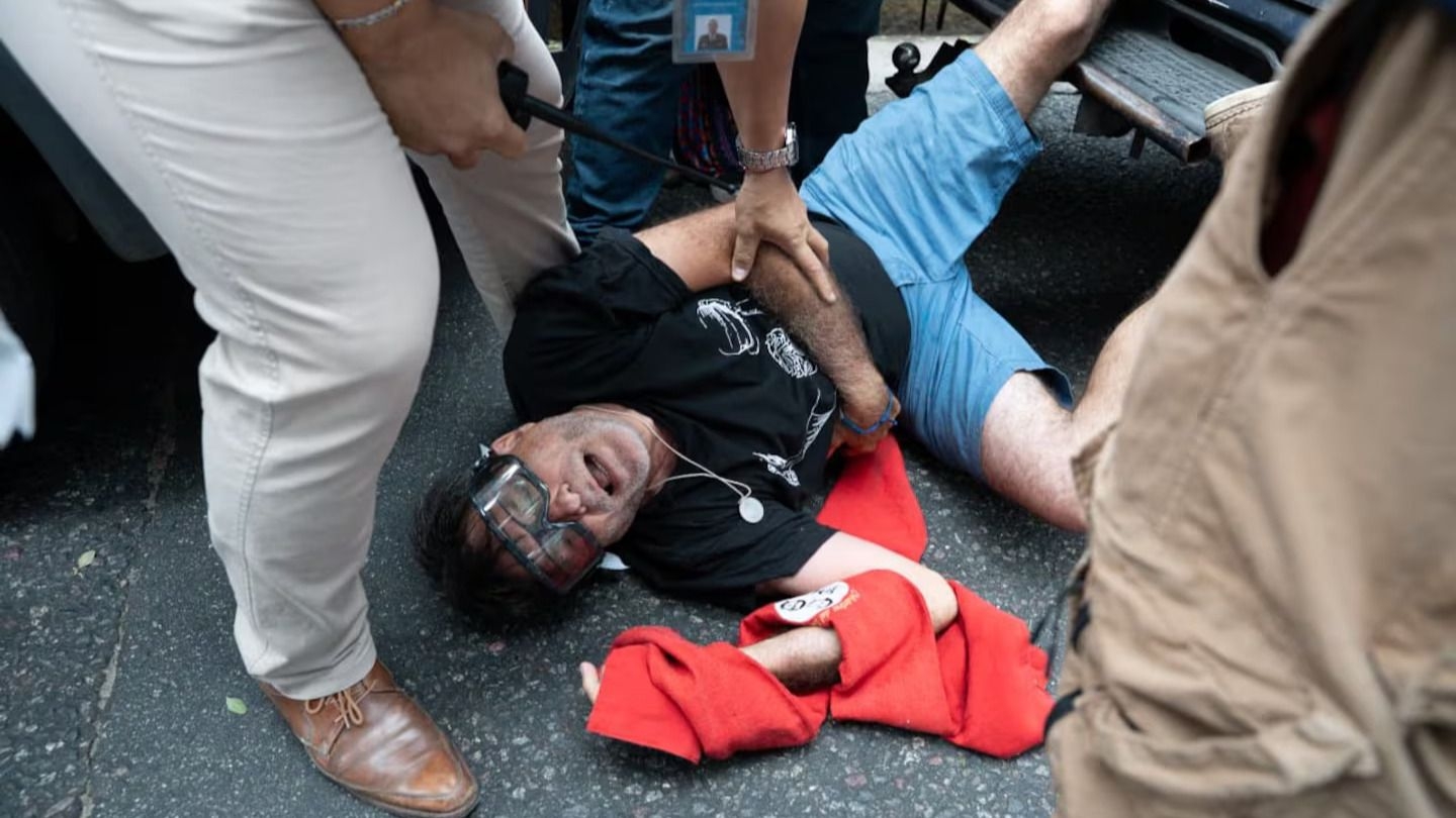 Detuvieron al Padre Paco y a discapacitados frente al Congreso Nacional