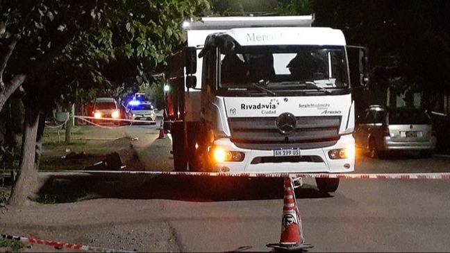 Un motociclista murió al chocar contra un camión recolector municipal en Rivadavia