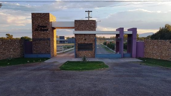 Una banda de cinco ladrones golpeó brutalmente a un anciano durante un robo en un country