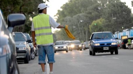 Una provincia busca prohibir a los trapitos y cuidacoches en la vía pública