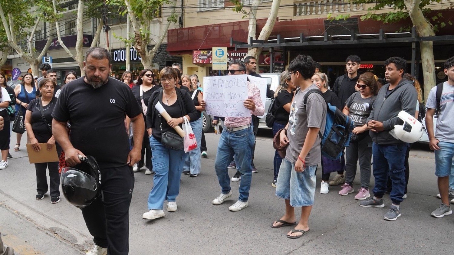 Sin respuestas, víctimas de Branka Motors protestaron frente a Tribunales