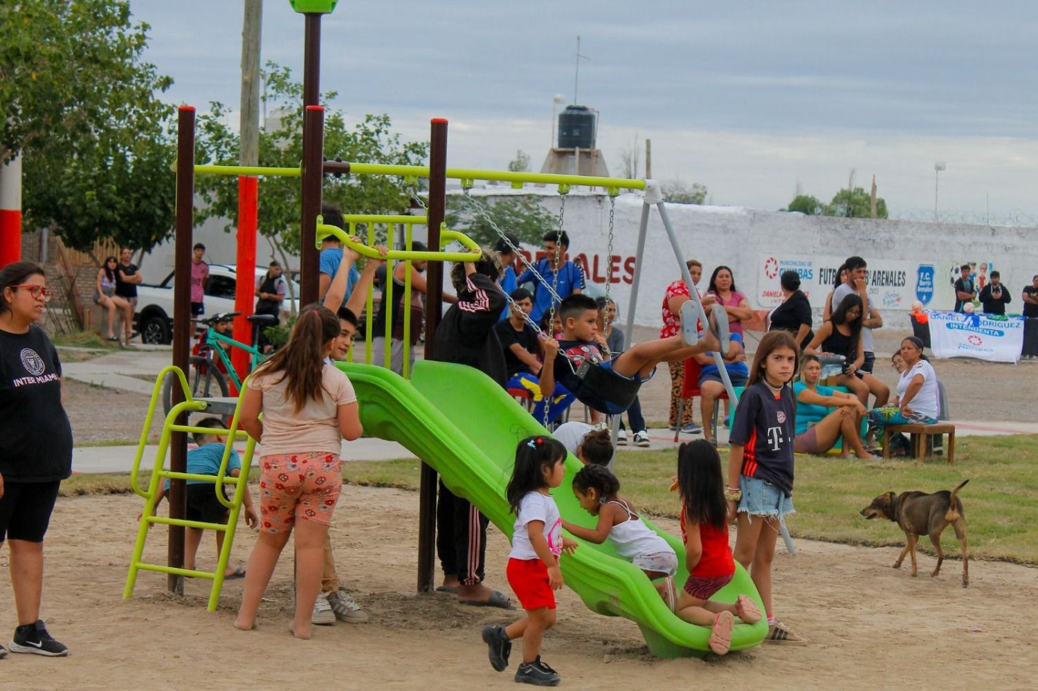 El Barrio Arenales inauguró su nueva plaza con juegos infantiles