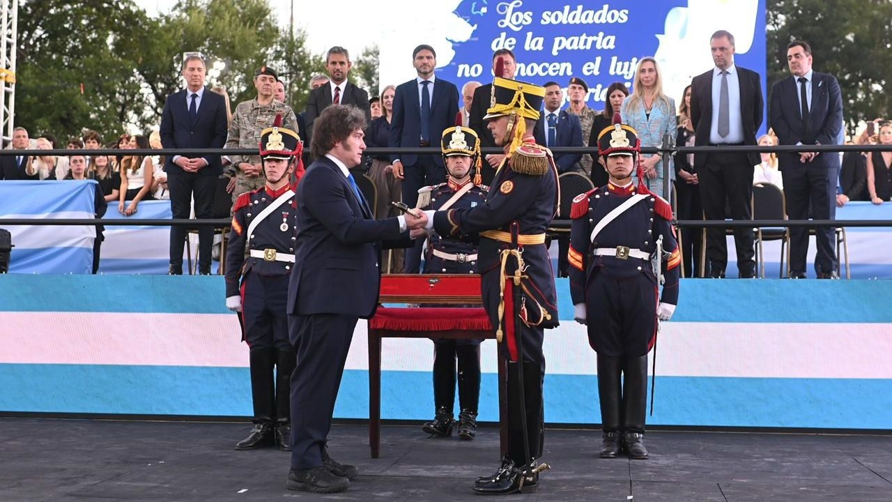 Milei entregó el sable corvo de San Martín al Regimiento de Granaderos