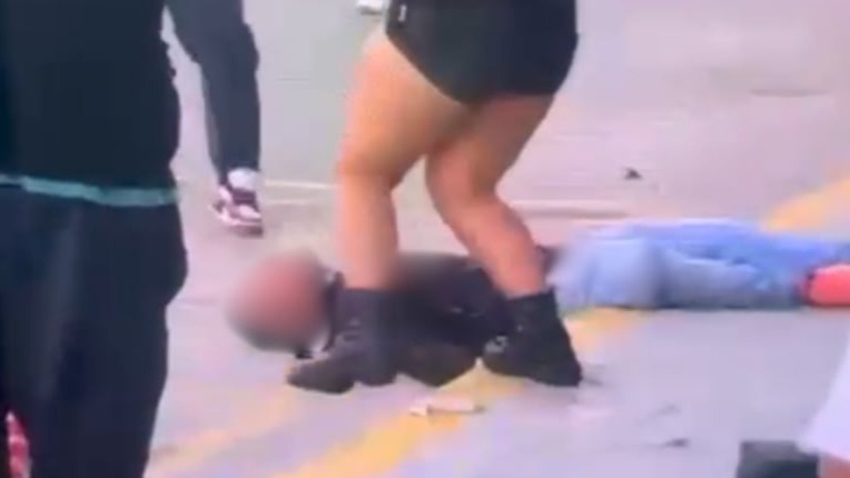 Defendió a la hija de su pareja en una pelea y lo mataron de una patada en la cabeza