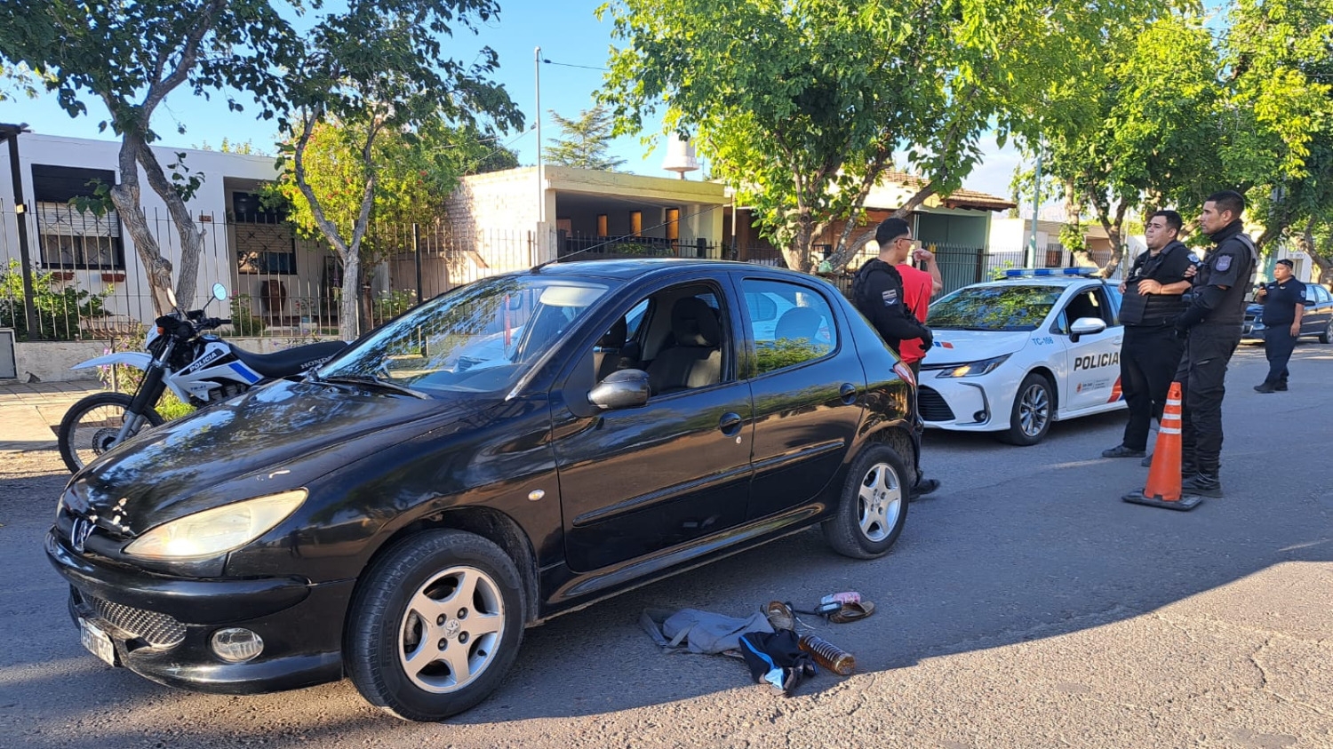 Aprehensión en el Barrio CGT: sorprendieron a un hombre empujando un auto robado