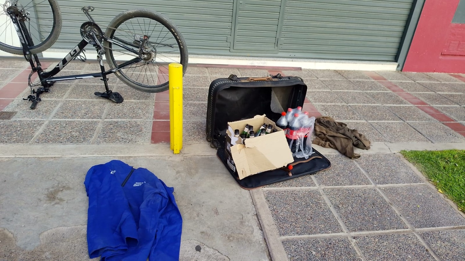 Un delincuente fue detenido por su víctima tras romperle el auto y robarle