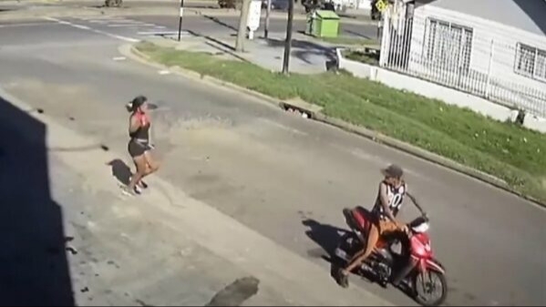 Detuvieron a una "motochorra" que fue abandonada por su cómplice