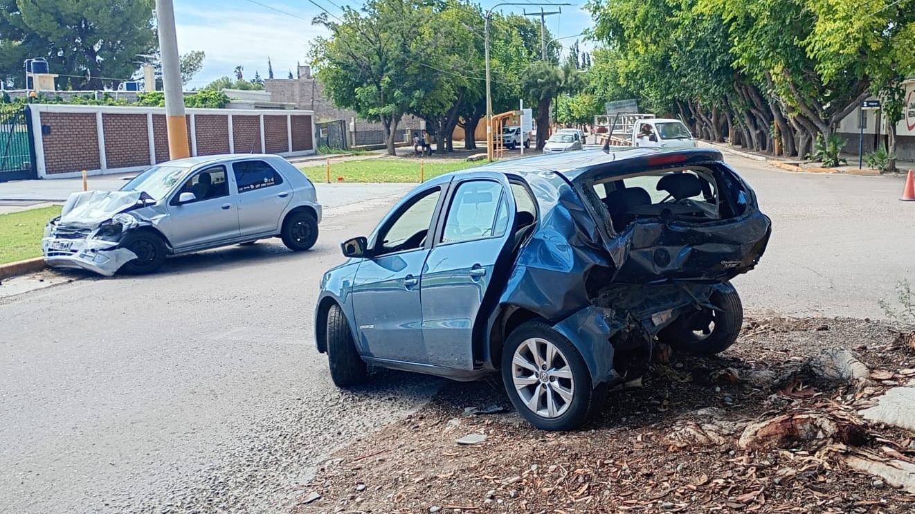 Fortísimo choque entre dos autos en un cruce de calles en Santa Lucía