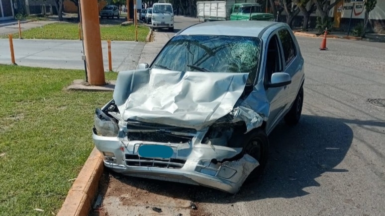 El Chevrolet quedó con el frente destrozado. Foto gentileza.
