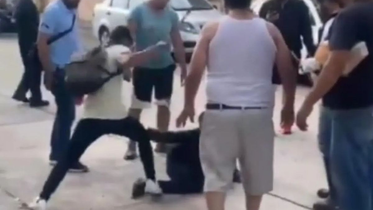 Un menor de 16 años intentó robar un celular y fue reducido a golpes por vecinos