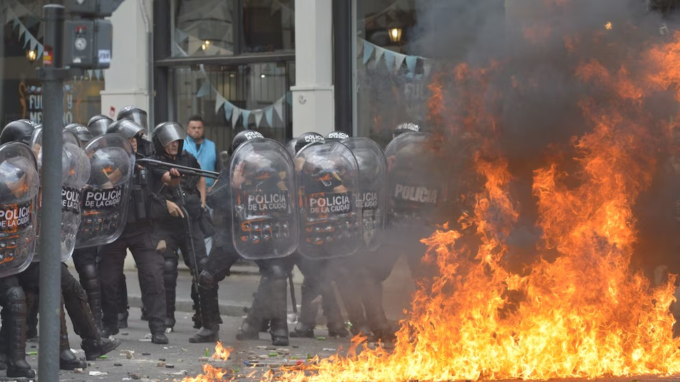 En medio del debate, hubo incidentes y se activó el protocolo antipiquetes