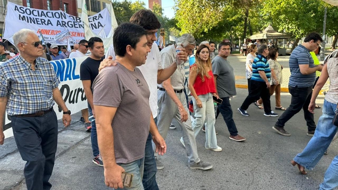 José Luis Gioja, dirigente del PJ, junto a otros referentes del espacio. (Foto: DIARIO HUARPE)