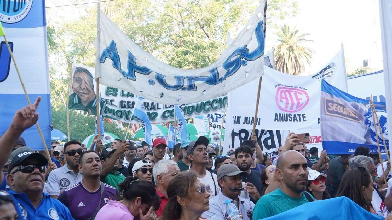 Gremios y organizaciones sociales marcharon en contra de la reforma laboral en la Plaza 25 