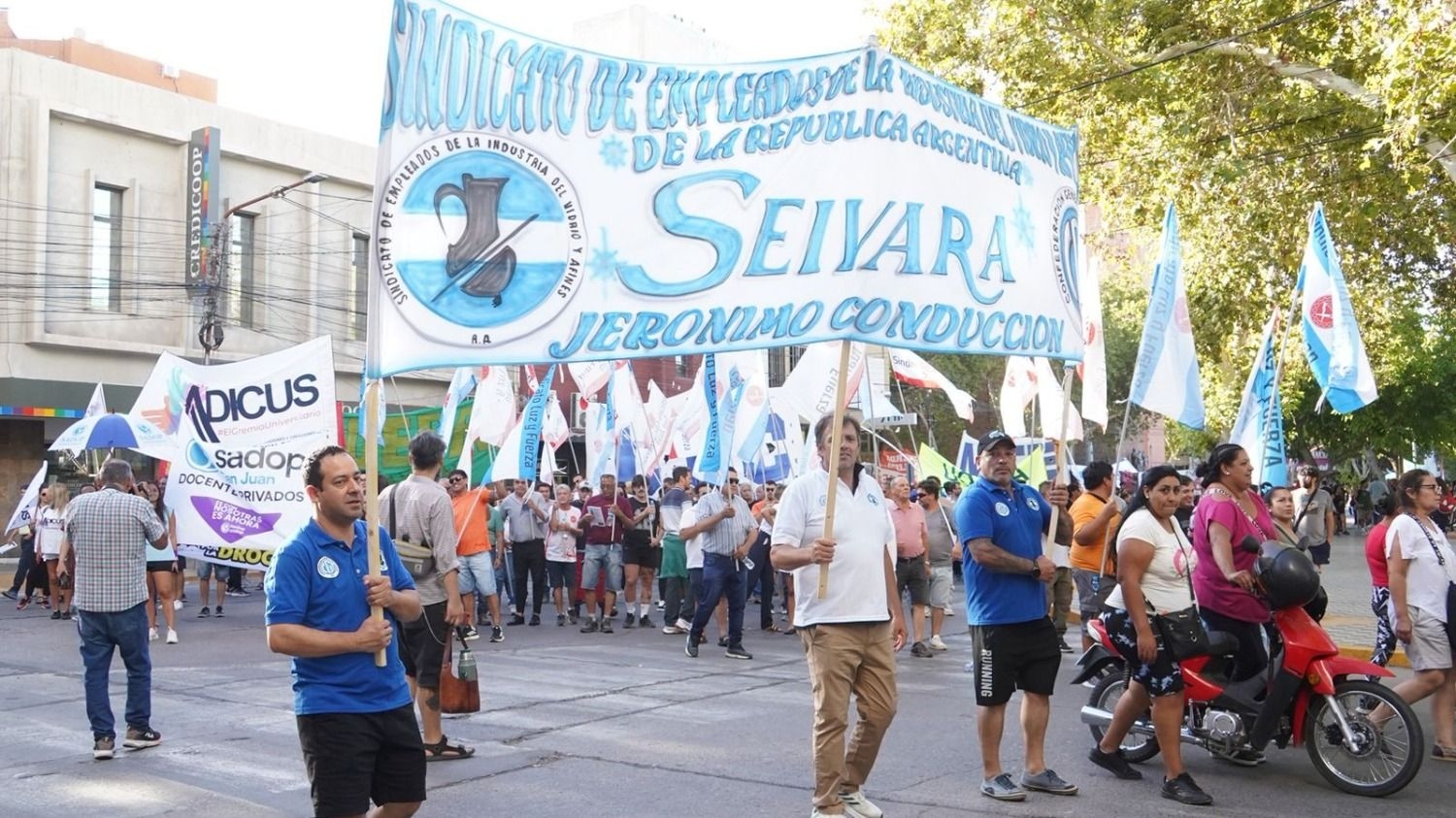 Columnas sindicales marchan por calles cercanas a la Plaza 25.  (Foto: DIARIO HUARPE) 