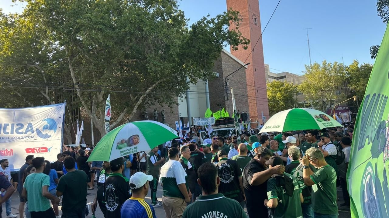 Manifestantes con banderas y pancartas se marchan en la Plaza 25.  (Foto: DIARIO HUARPE)