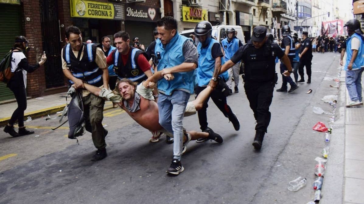 Caos y cacería policial contra manifestantes en contra de la reforma laboral