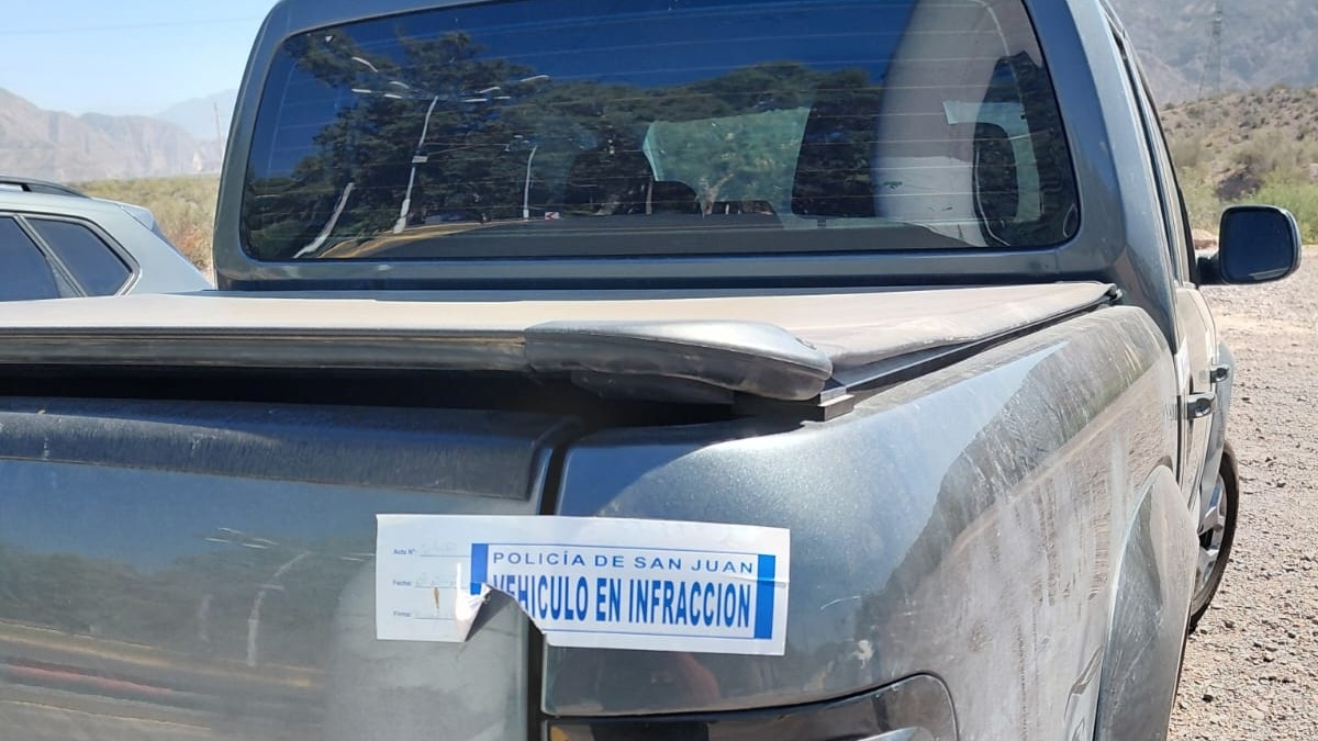 Quiso llevarse su camioneta radiada y escupió a un policía