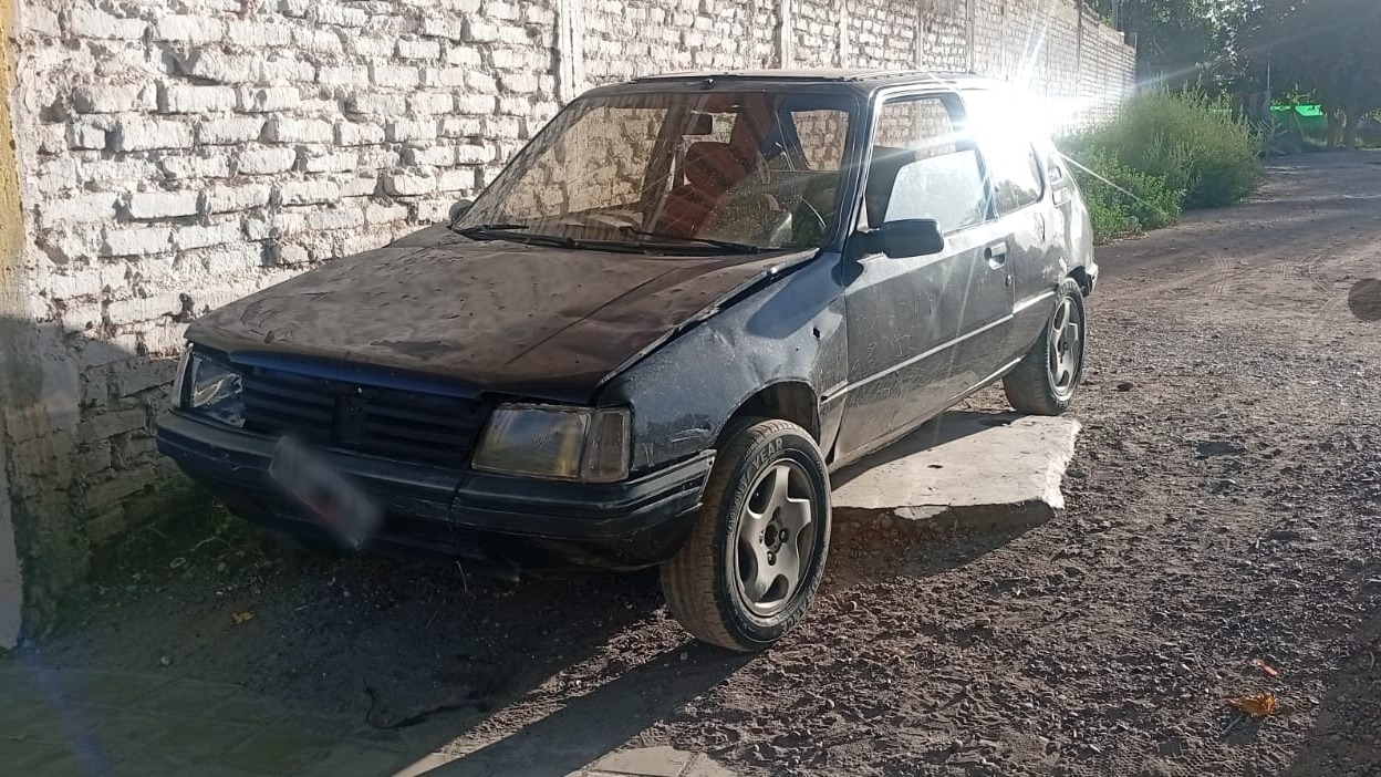 Robaron una batería y la tiraron al ver a la Policía: uno terminó detenido