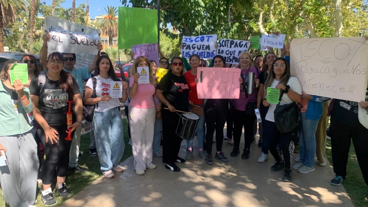 Exempleados de Iscot protestaron por sueldos impagos e indemnización