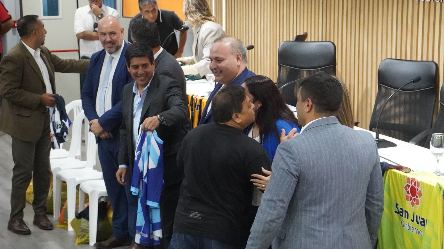 Dirigentes de distintos clubes participaron de la entrega de indumentaria. FOTO GABRIEL FLORES // DIARIO HUARPE.