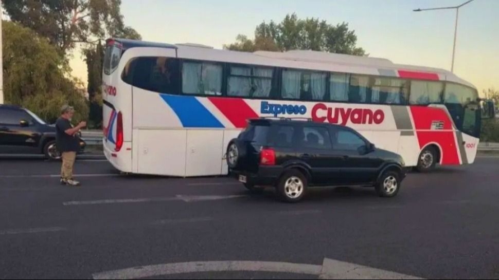 Un colectivo con sanjuaninos perdió dos ruedas en Mendoza