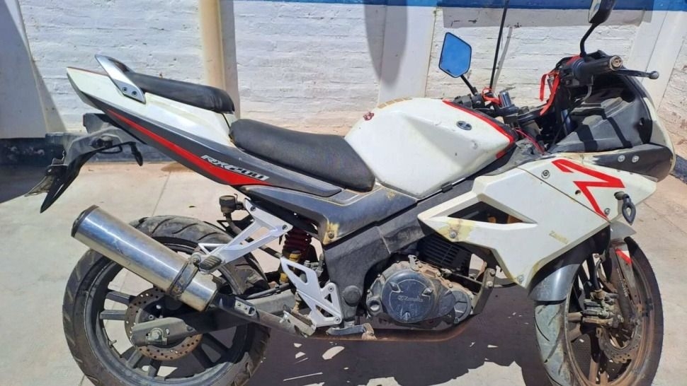 Detienen a un joven que intentó huir tras robar y abandonar una moto en Rawson