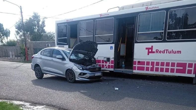 El colectivo de la línea 404 chocó contra un automóvil