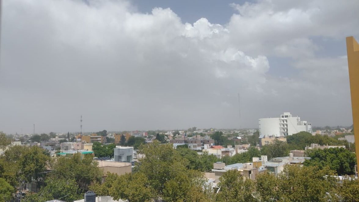 Ráfagas de viento traen nubes pero la temperatura se mantendrá estable hasta la noche