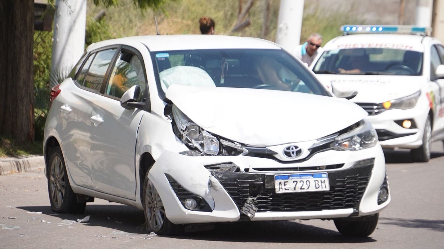 Una conductora perdió el control de su vehículo e impactó contra otro auto estacionado