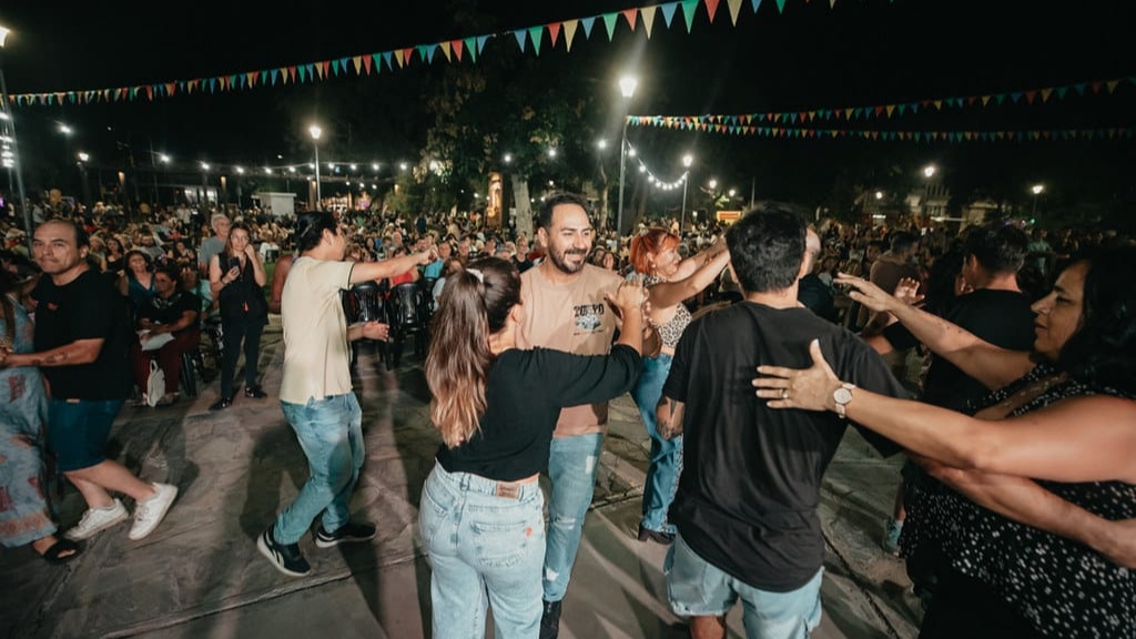 La plaza de la Jorobita se colmó de música, gastronomía y solidaridad en el Carnaval de Capital