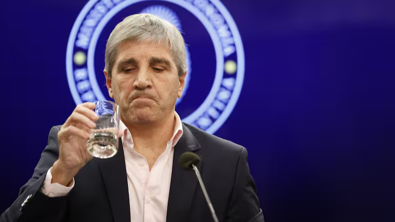 Caputo, contra empresarios: “Bajamos 85% las cargas y nadie festeja”