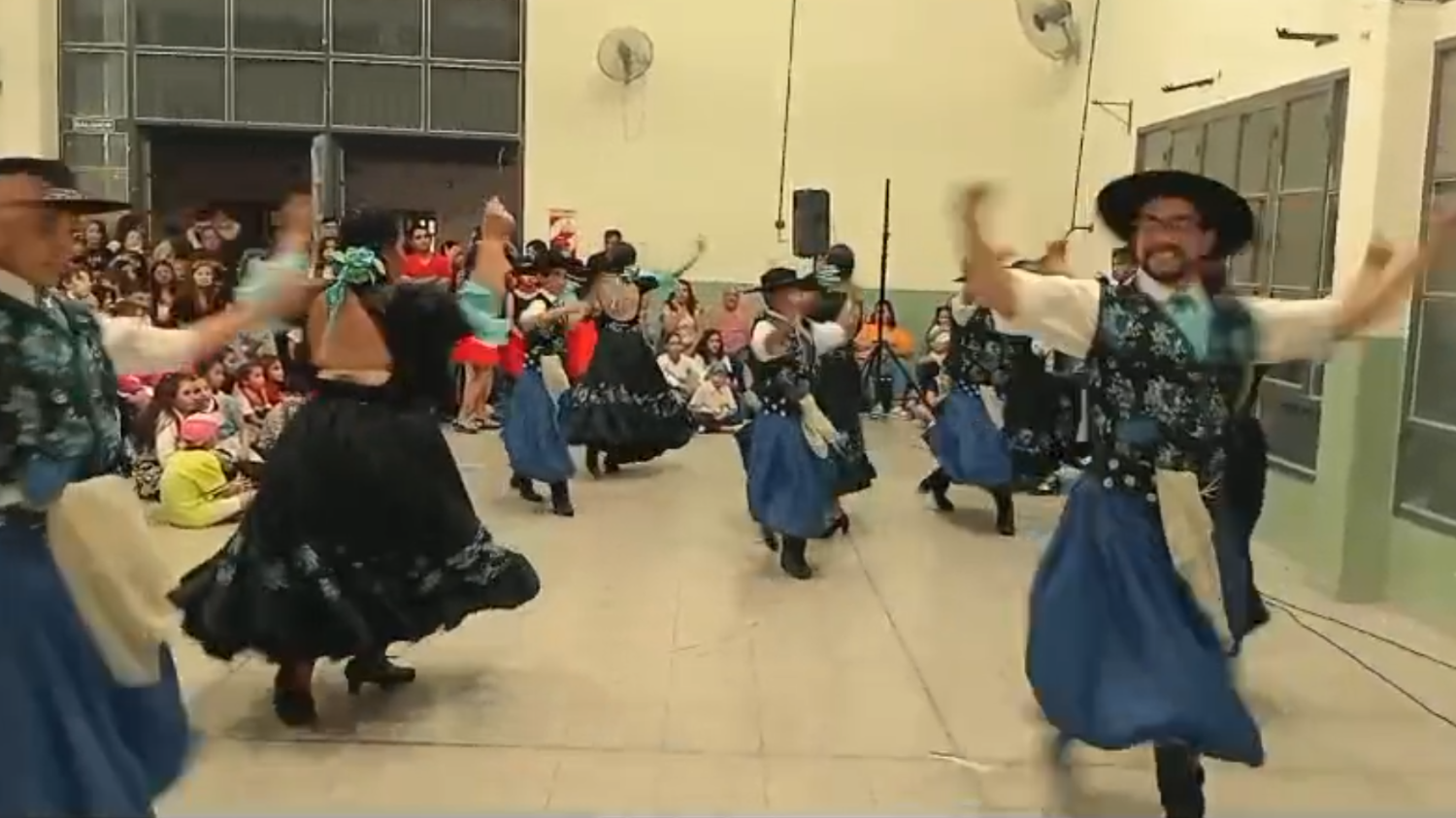 Una academia de danza folclórica organiza una competencia para poder viajar a competir