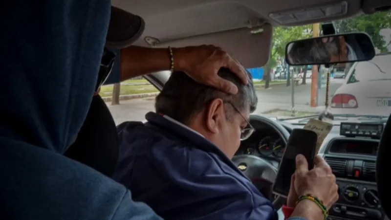Fingieron ser pasajeros, golpearon a un Uber y le robaron