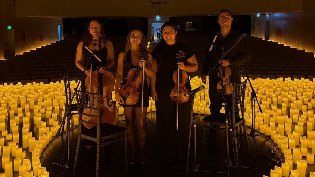 El Teatro Sarmiento se ilumina con velas para recibir los conciertos de Coldplay y Hans Zimmer