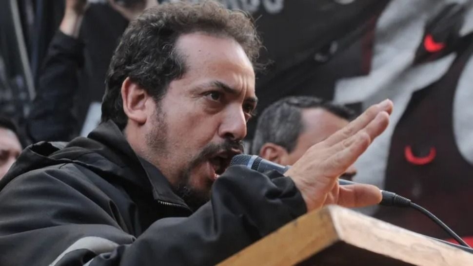 Quién es el sindicalista del neumático que resiste en el interior de Fate