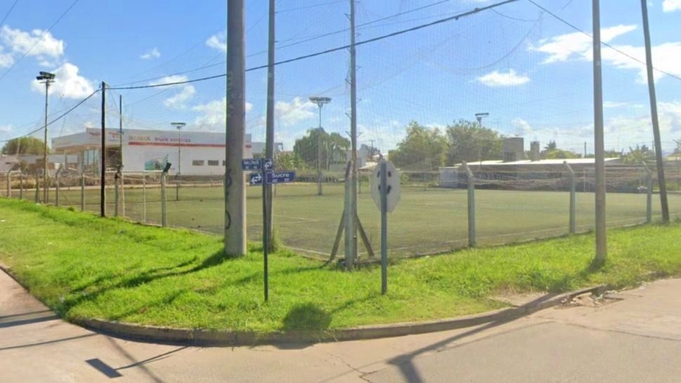 Un hombre murió frente a sus amigos jugando al fútbol
