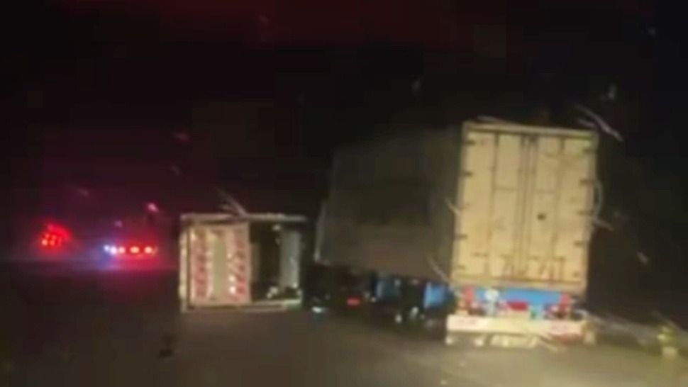 Vientos huracanados volcaron camiones en la autopista Rosario–Córdoba