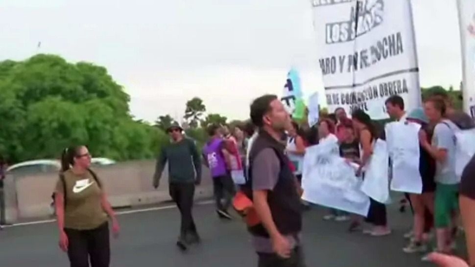 Trabajadores de Fate cortaron la Panamericana por el cierre de la fábrica