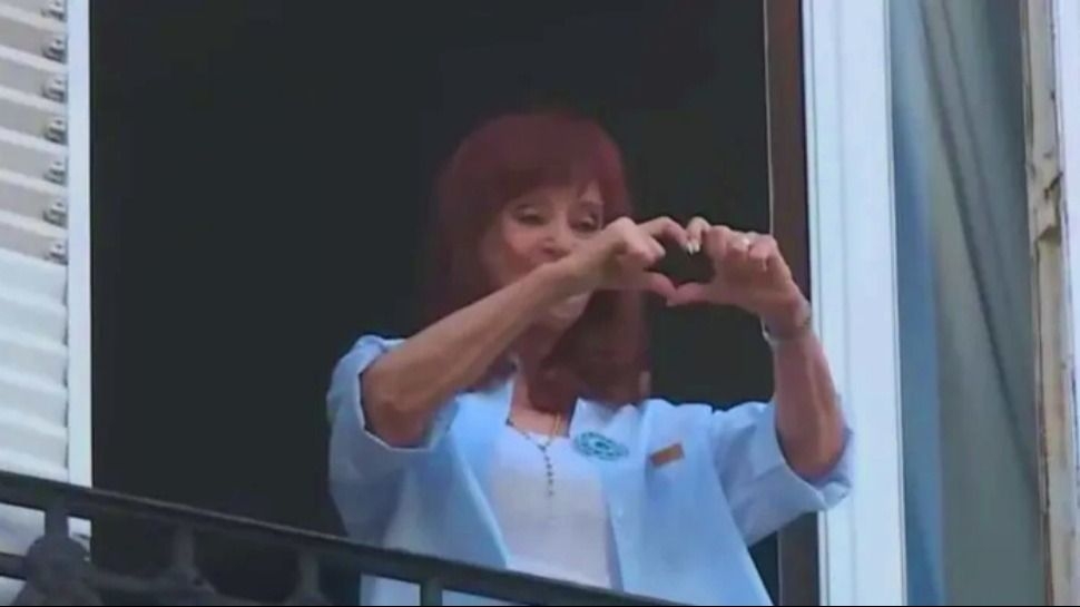Cristina Kirchner salió al balcón y saludó a la militancia en su cumpleaños
