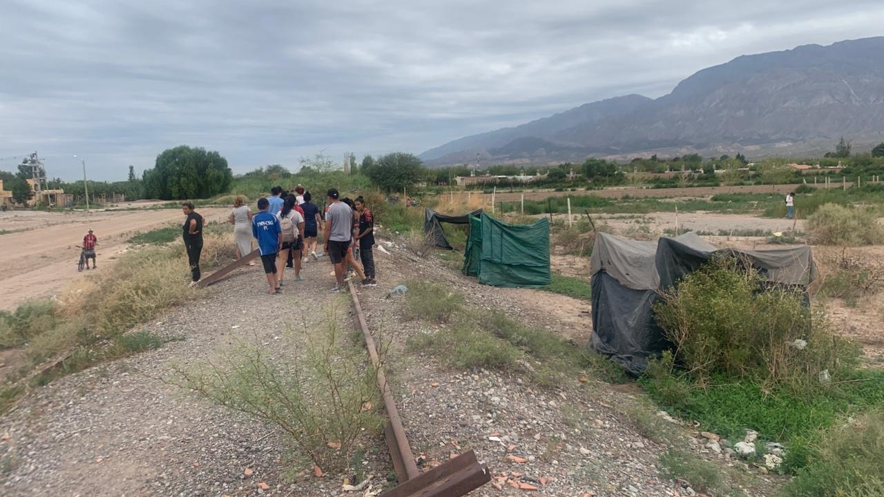 Cerca de 60 familias ocuparon un terreno en Pocito, al costado de las vías del tren