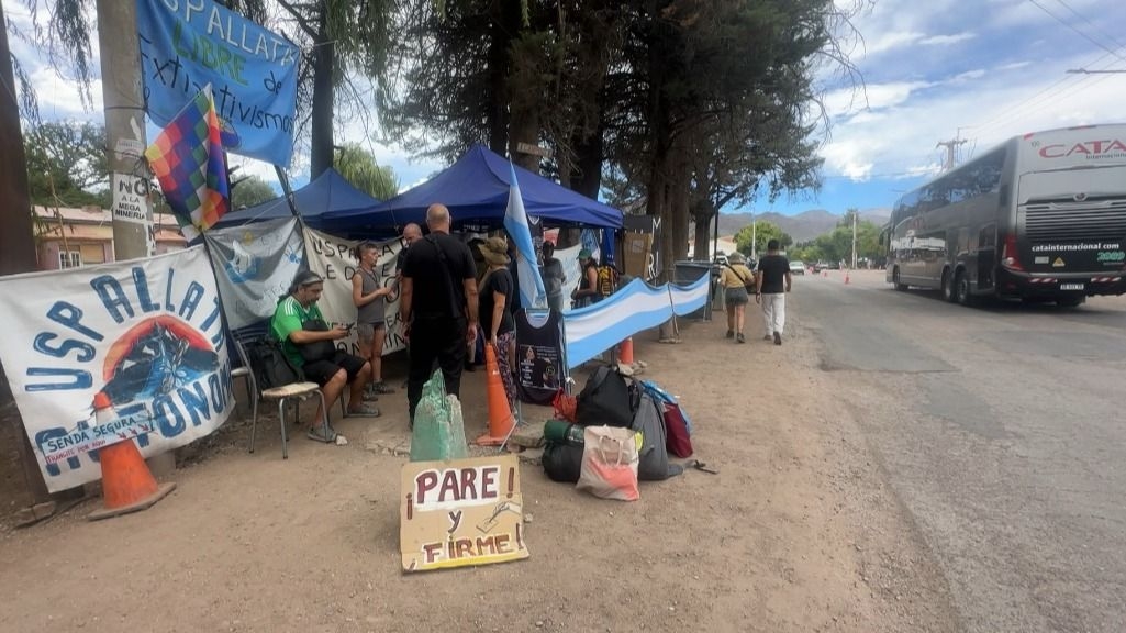 Acampe en Uspallata: resistencia permanente por el agua en la Ruta 7