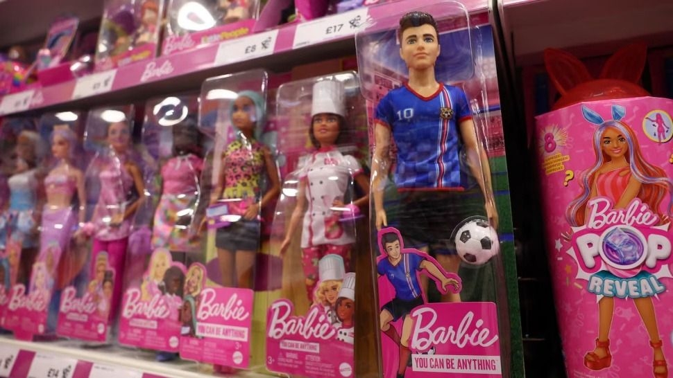 El muñeco Ken cumple 65 años y se reinventa como ícono global