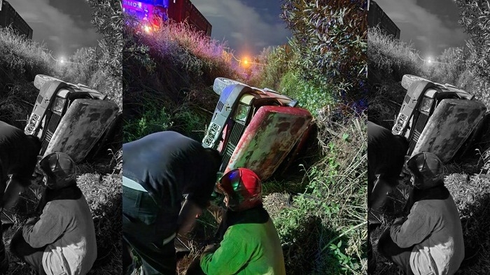 Impresionante vuelco termina con una auto dentro de un canal en Rawson