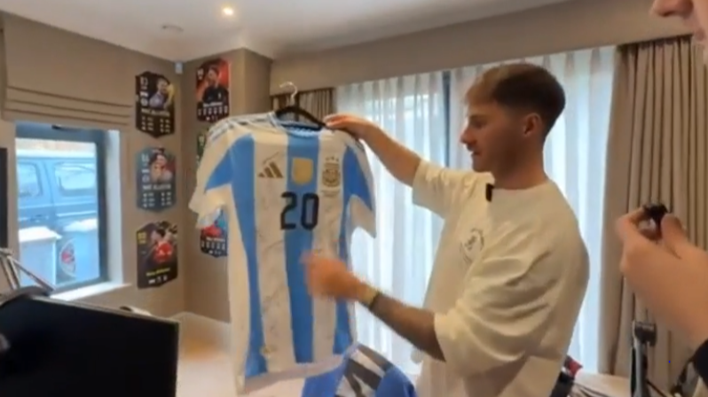 La insólita firma del Dibu a Mac Allister en una camiseta