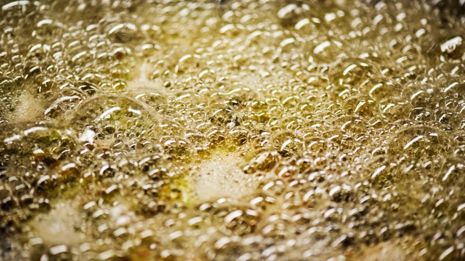 Trabajaba en la cocina de un club, se quemó con aceite hirviendo y está grave